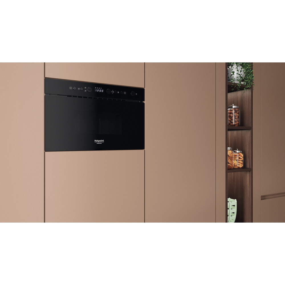 Hotpoint_Ariston Four micro-ondes Encastrable HAMN13BB Noir Electronique 22 Micro-ondes + gril 750 Lifestyle perspective