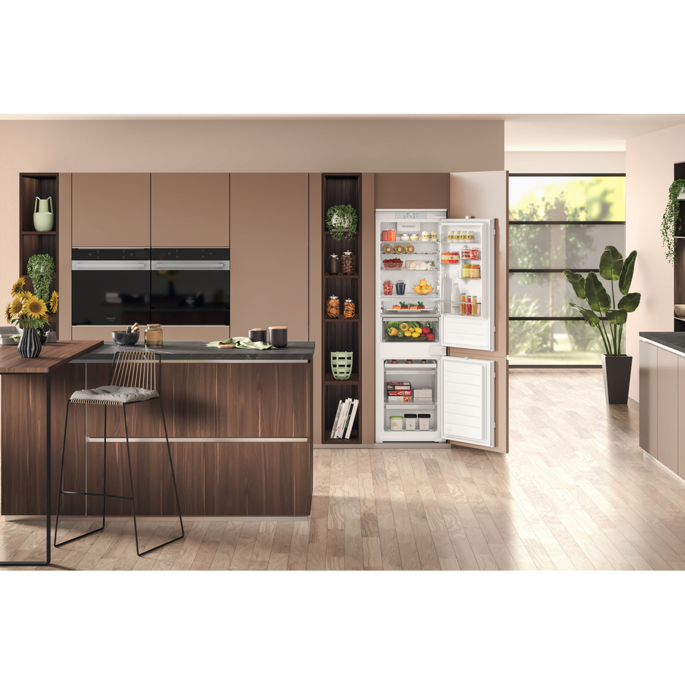 Hotpoint_Ariston Combinados Encastre HAC18D013C1 Branco 2 doors Lifestyle frontal open