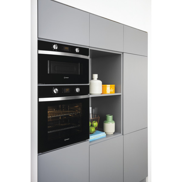 Indesit Mikrovlnná rúra Vstavané MWI 4343 BL Čierna Elektronické 31 Mikrovlny + Gril 1000 Lifestyle perspective