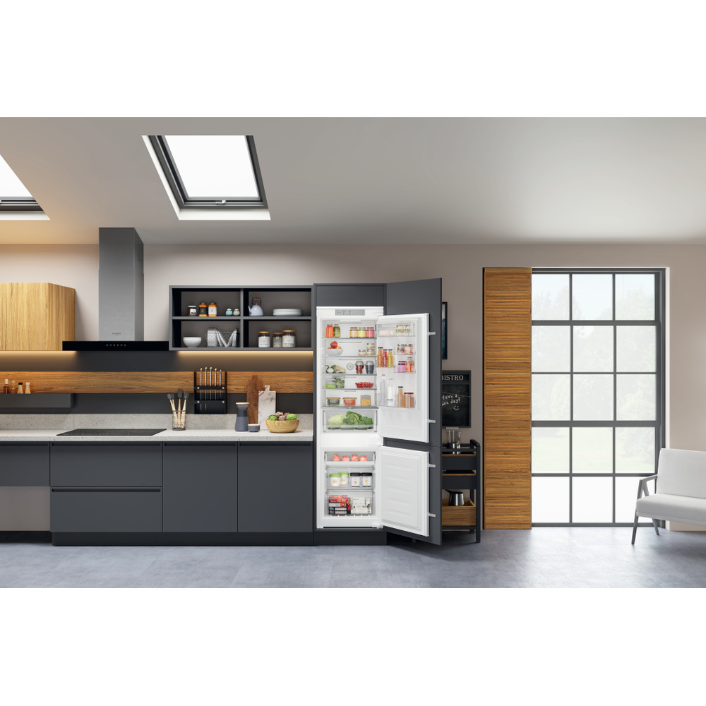 Hotpoint_Ariston Combiné Encastrable HAC18 T532 Blanc 2 portes Lifestyle frontal open