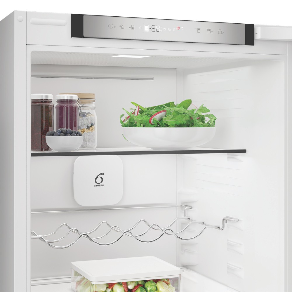 Whirlpool Kombinovaná chladnička s mrazničkou Vestavné WHK2 5294 B6E White - ARC P1 2 doors Lifestyle perspective