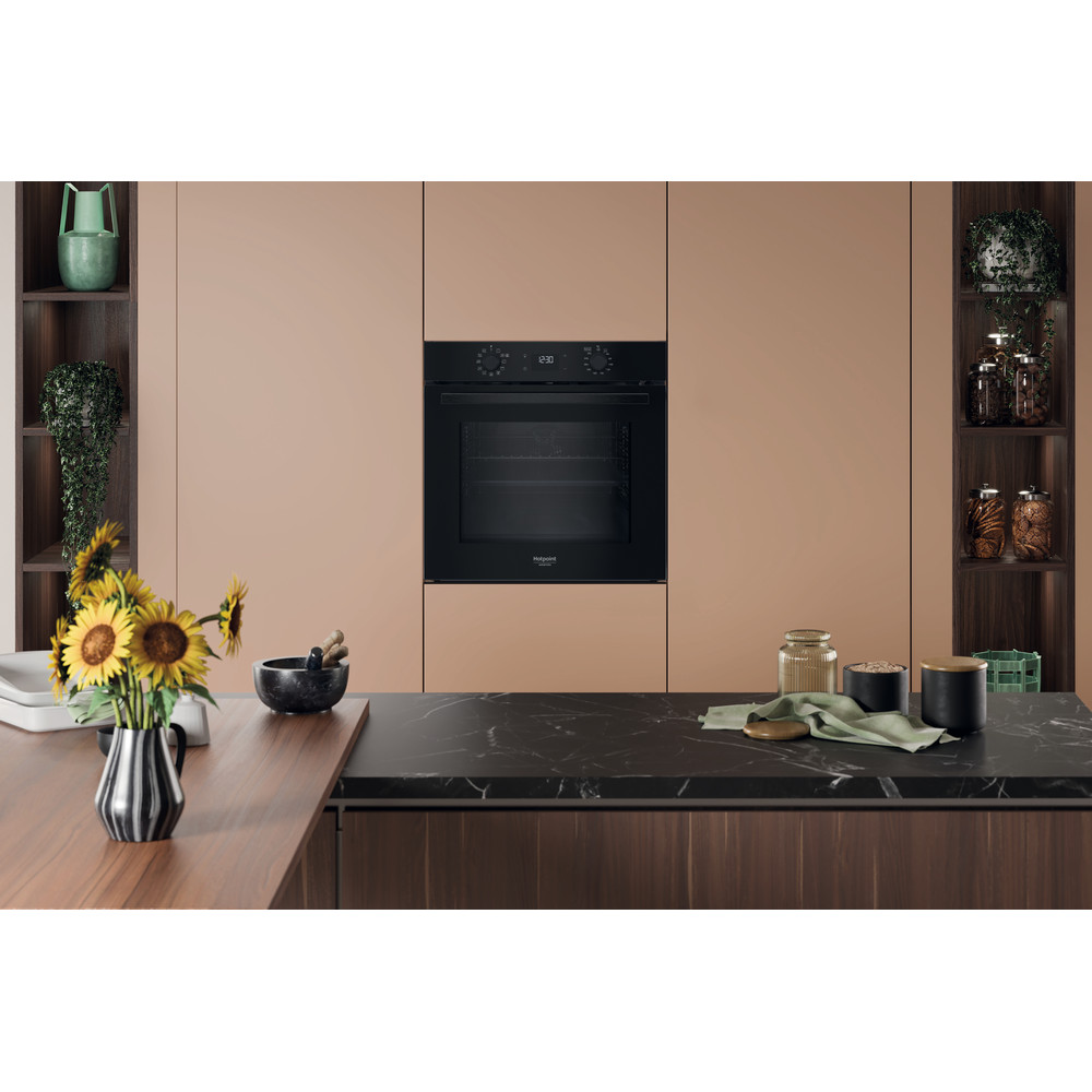 Hotpoint_Ariston Four Encastrable HAO 478P B Electrique A++ Lifestyle frontal