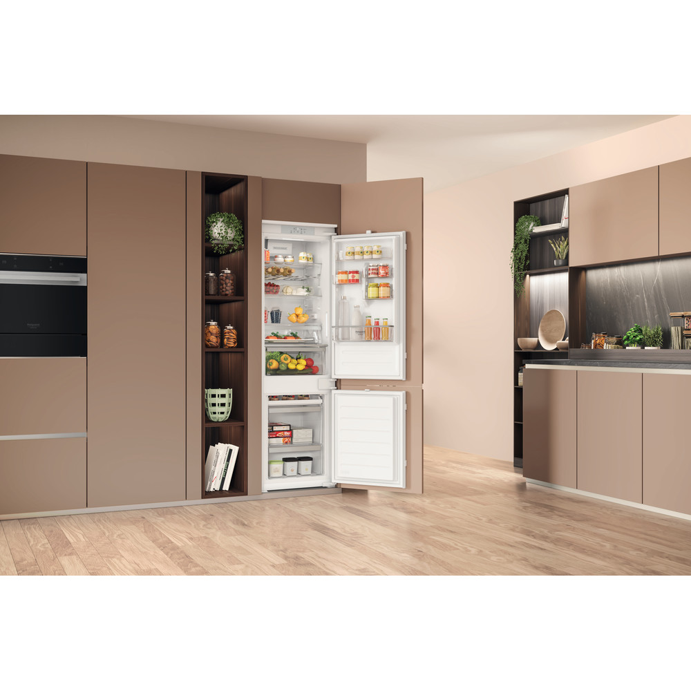 Hotpoint_Ariston Combinados Encastre HAC18D013C1 Branco 2 doors Lifestyle perspective open