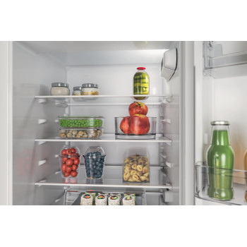 Whirlpool Kombinovaná chladnička s mrazničkou Vstavané WHC18D051A1 Biela 2 doors Lifestyle detail
