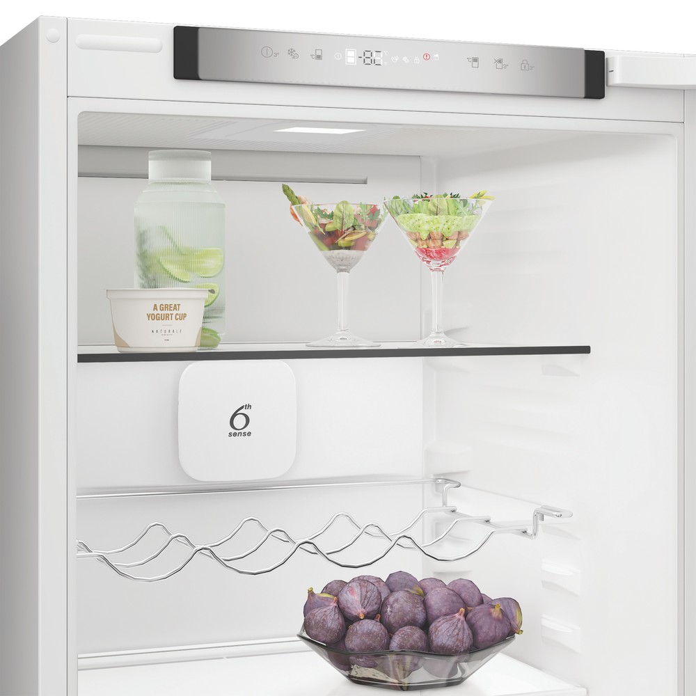 Whirlpool Kombinovaná chladnička s mrazničkou Vstavané WHK2 5294 B7E1 White - ARC P1 2 doors Lifestyle perspective