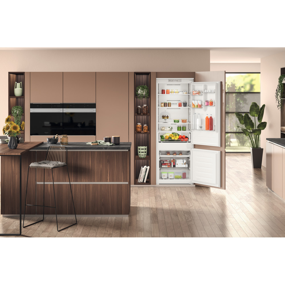 Hotpoint_Ariston Combiné Encastrable HA SP70 T111 Blanc 2 portes Lifestyle frontal open