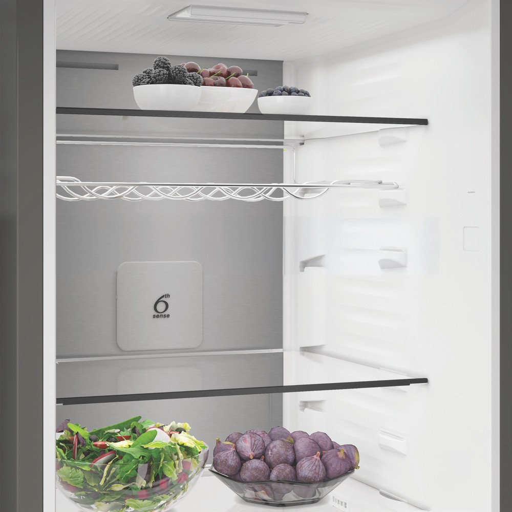 Whirlpool Холодильник з нижньою морозильною камерою. Соло WHK 26413 XBR6EA1 ARC 764 Manhattan Gray 2 двері Lifestyle perspective