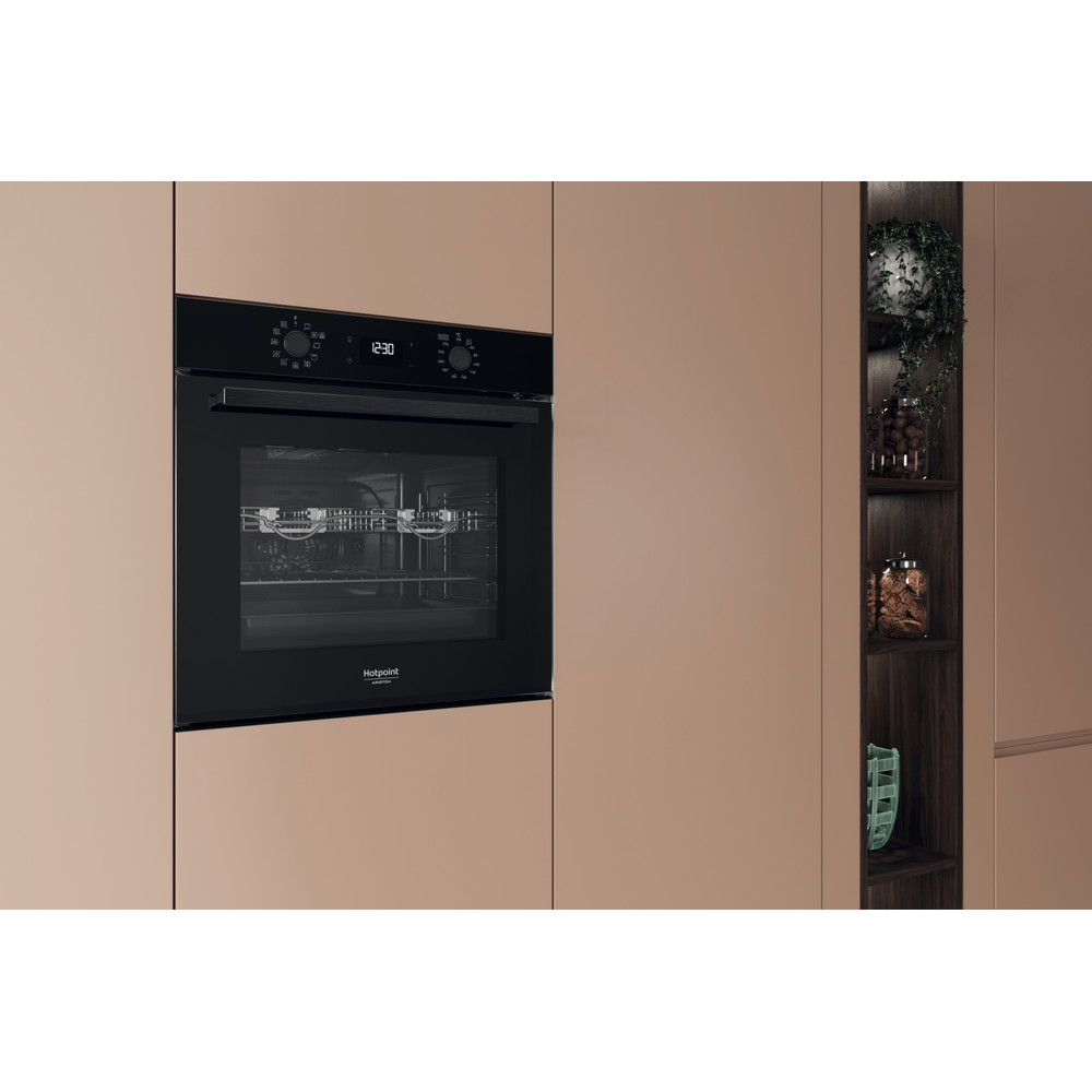 Hotpoint_Ariston Four Encastrable HAO 478PZ B Electrique A++ Lifestyle perspective