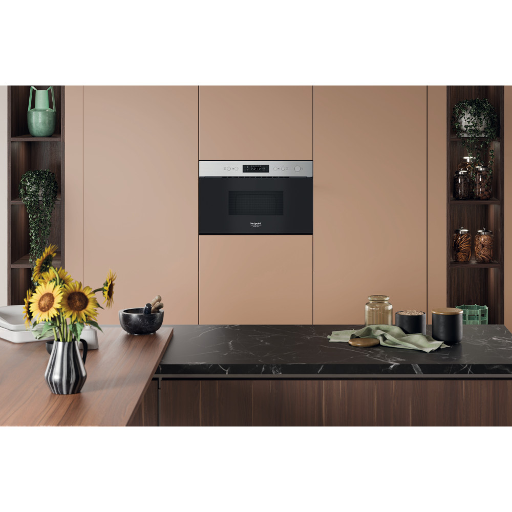 Hotpoint_Ariston Micro-ondas Encastre HAM K12C X Inox Eletrónico 22 MO + Função Grill 750 Lifestyle frontal