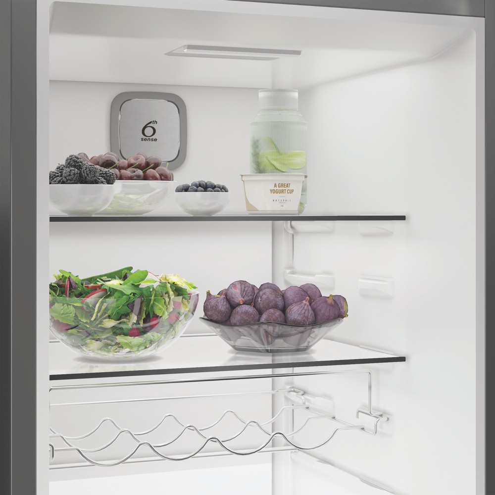 Whirlpool Koelkast Vrijstaand WHMLF 6444 XP6E ARC 764 Manhattan Gray Lifestyle detail