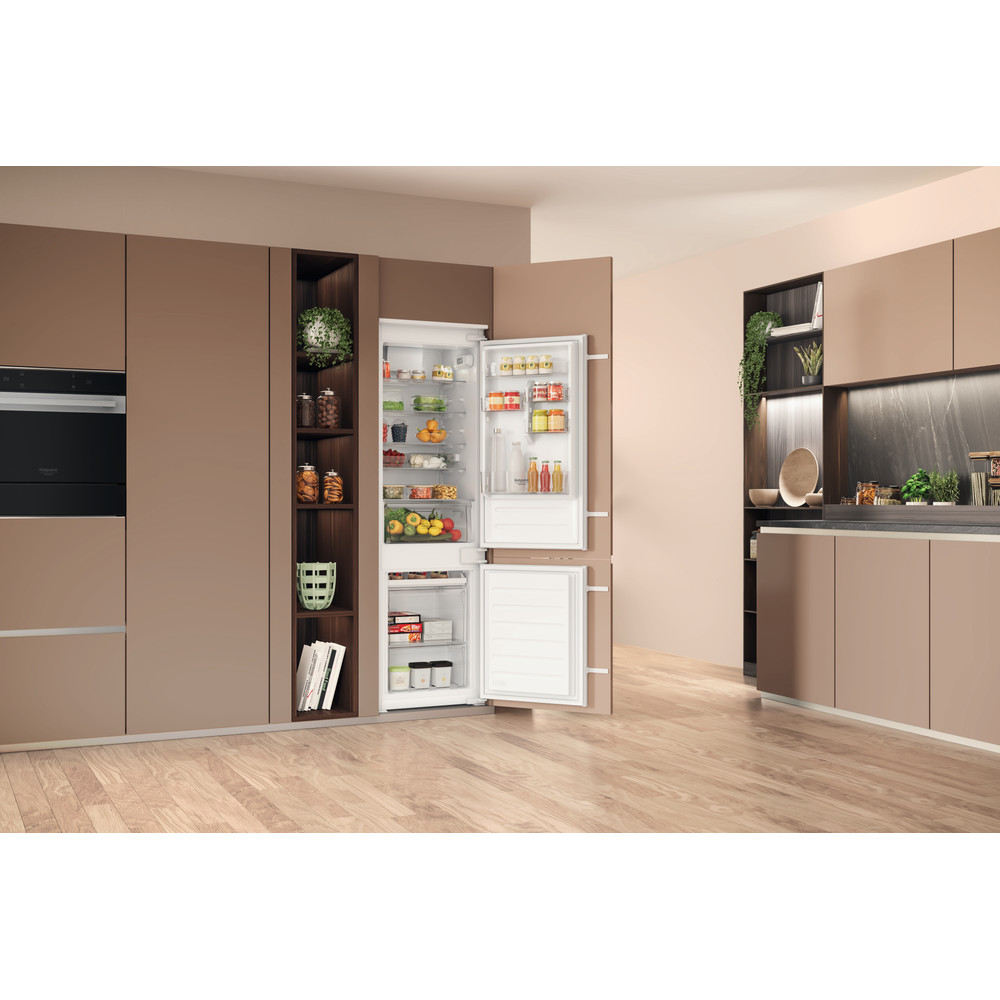 Hotpoint_Ariston Комбиниран хладилник с фризер За вграждане HAC18D011A1 Бял 2 врати Lifestyle perspective open