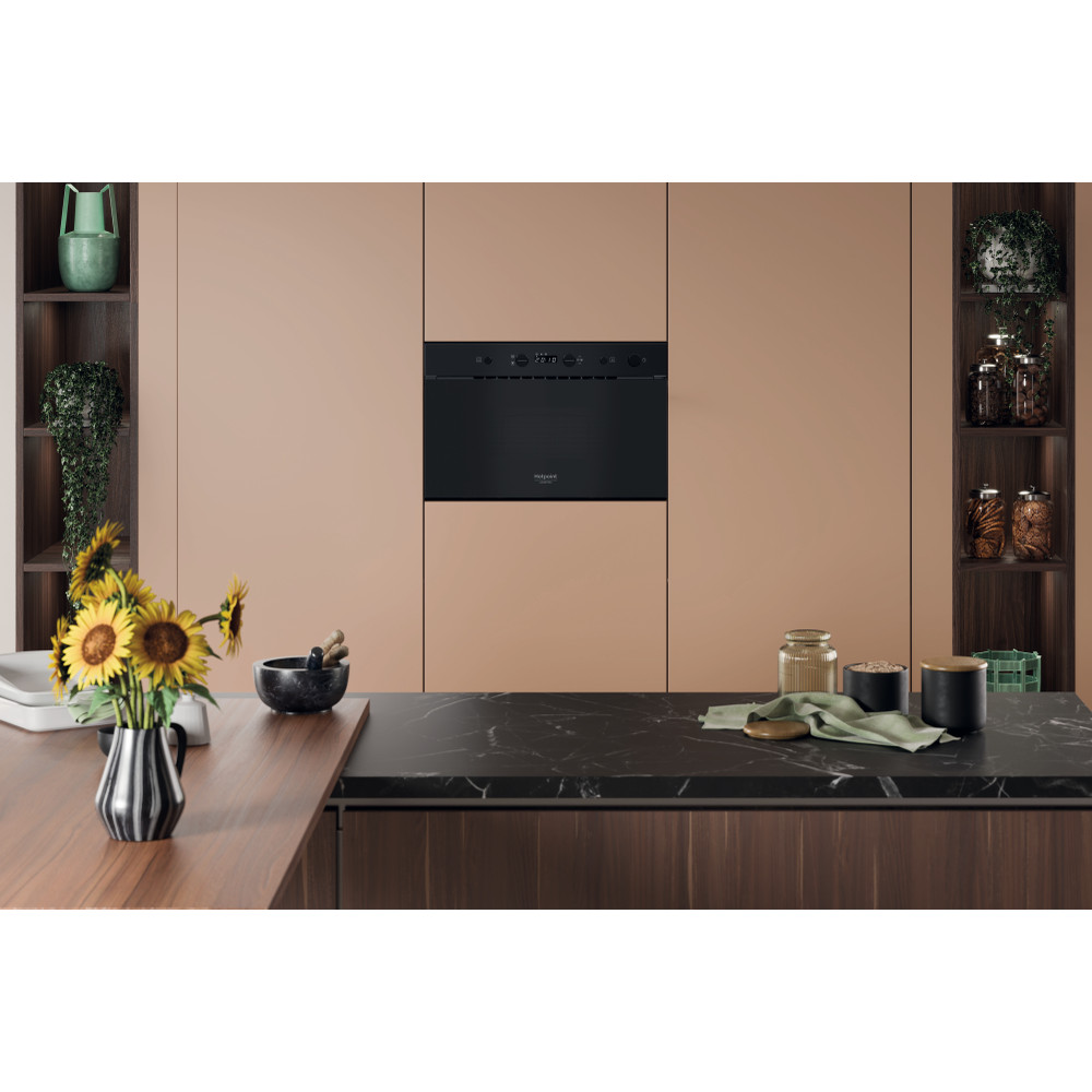 Hotpoint_Ariston Four micro-ondes Encastrable HAM K11 B Noir Electronique 22 Micro-ondes uniquement 750 Lifestyle frontal