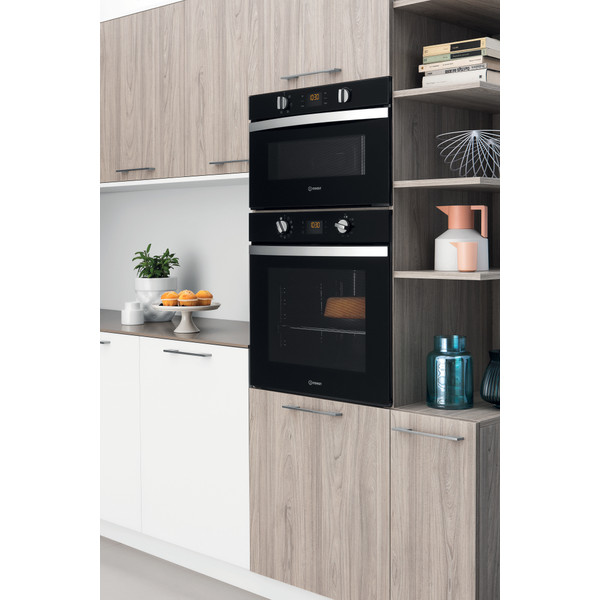 Indesit Oven Inbouw IFW 4844 H BL Elektrisch A+ Lifestyle perspective