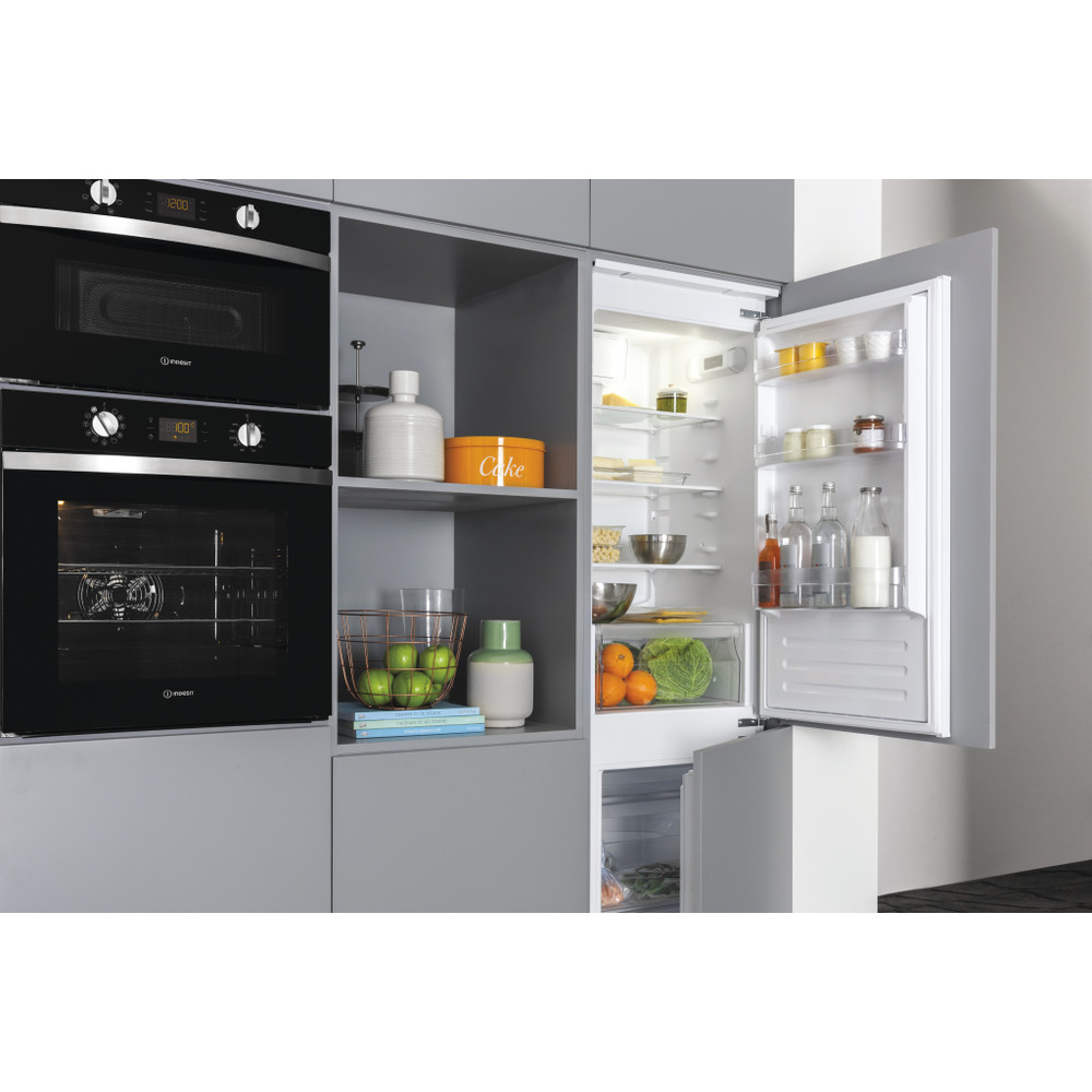 Indesit Mikrovlnná trouba Vestavné MWI 4343 BL Černá Elektronické 31 Mikrovlny + Gril 1000 Lifestyle perspective open