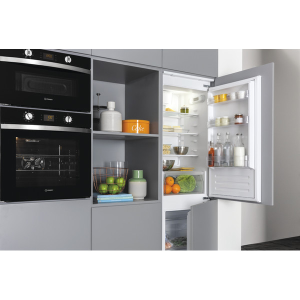 Indesit Mikrovlnná rúra Vstavané MWI 4343 BL Čierna Elektronické 31 Mikrovlny + Gril 1000 Lifestyle perspective open