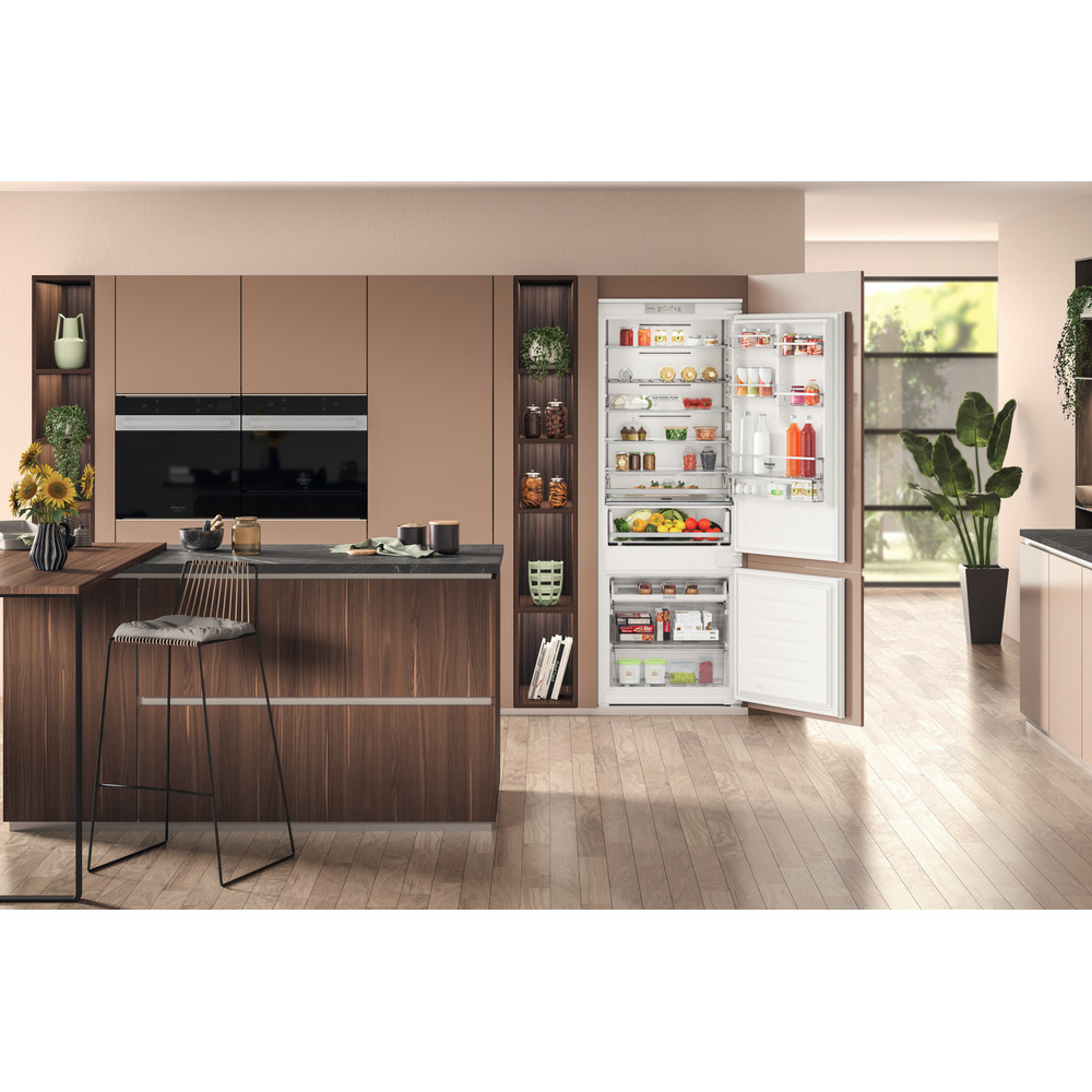 Hotpoint_Ariston Combinados Encastre HA SP70 T121 Branco 2 doors Lifestyle frontal open