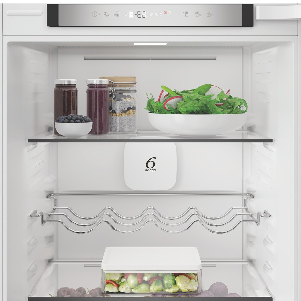 Whirlpool Koel/vriescombinatie Ingebouwd WHK2 5293 B5E Zinc Metal 2 deuren Lifestyle detail