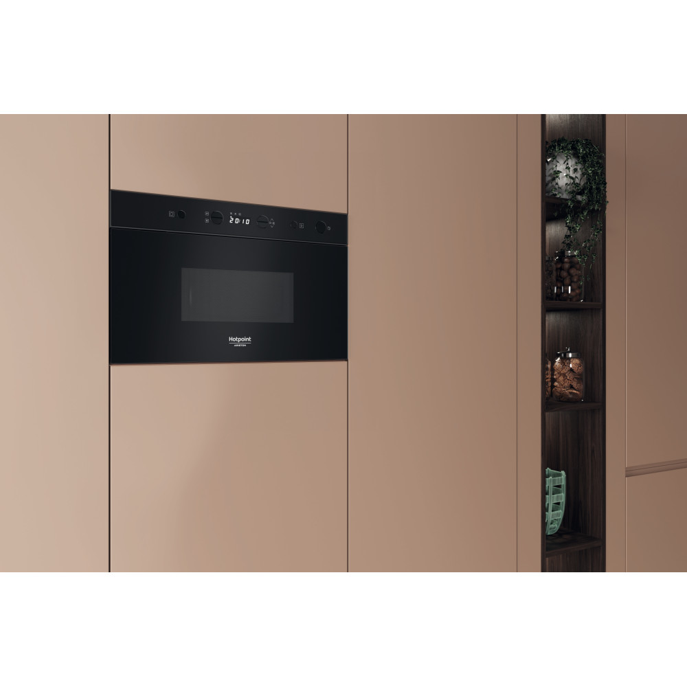 Hotpoint_Ariston Four micro-ondes Encastrable HAM K11 B Noir Electronique 22 Micro-ondes uniquement 750 Lifestyle perspective