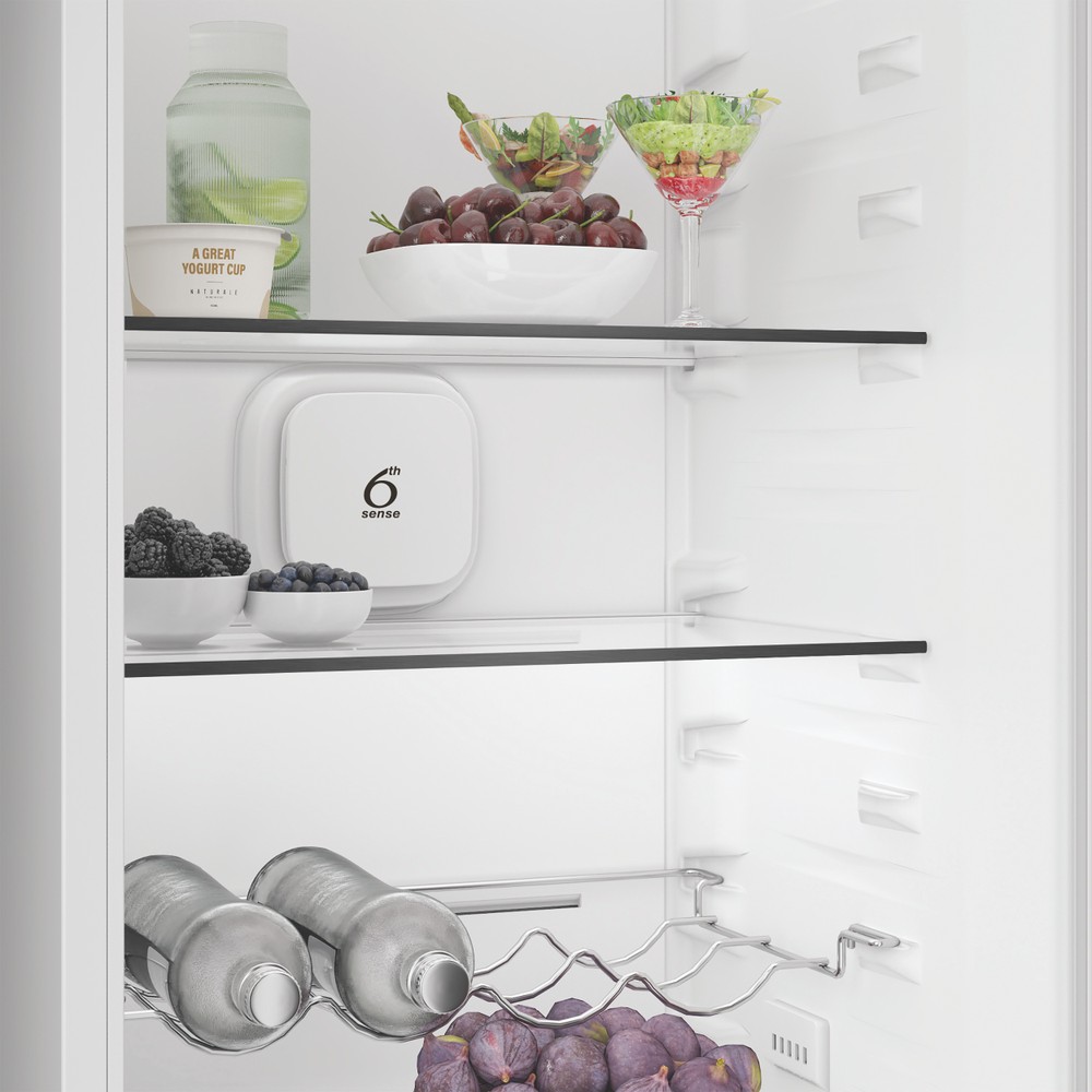 Whirlpool Kombinovaná chladnička s mrazničkou Vstavané WHK2 5324 B6E White - ARC P1 2 doors Lifestyle perspective