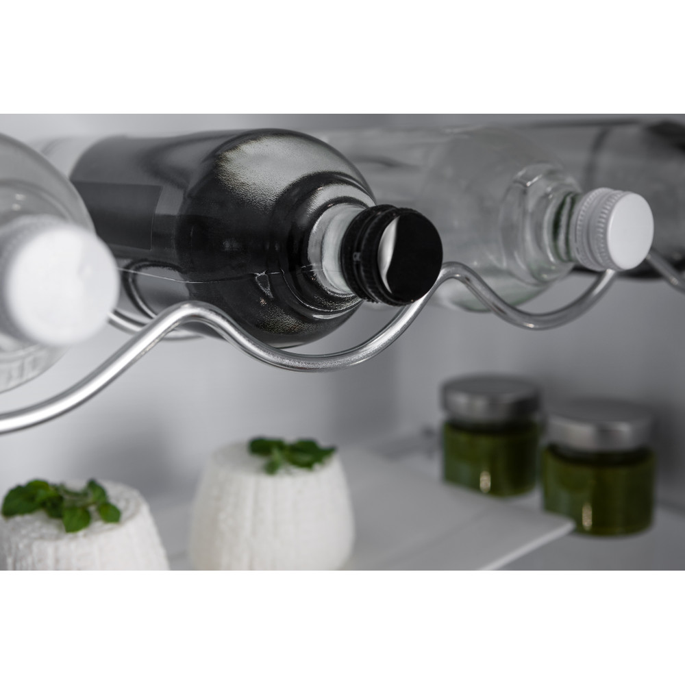 Whirlpool Refrigerador Encastre ARG 180702 Blanco Lifestyle detail