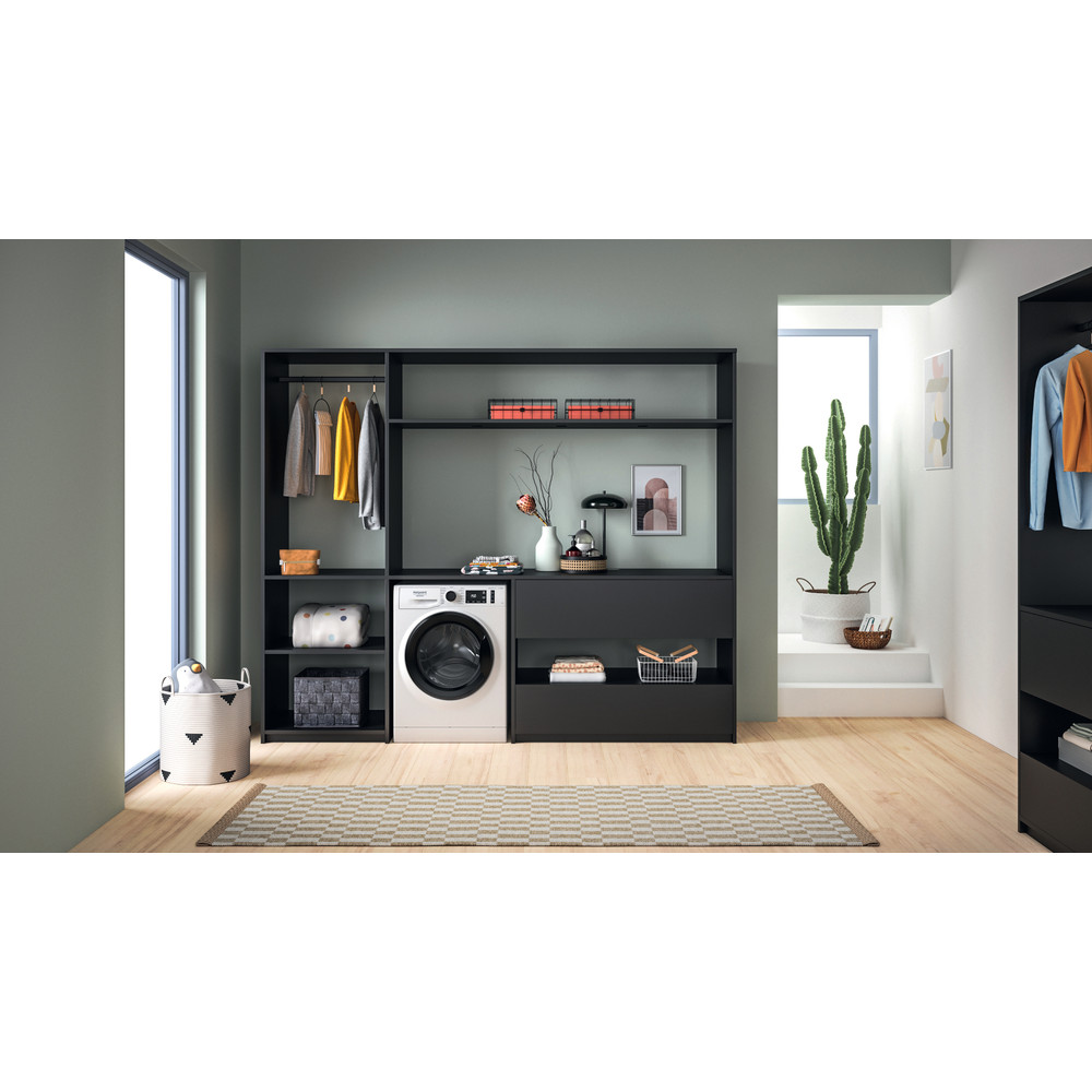 Hotpoint_Ariston Lave-linge Pose-libre CNM119458WKFR Blanc Lave-linge frontal B Lifestyle frontal