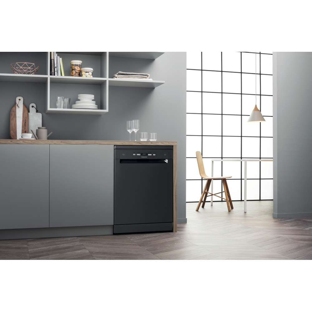 Hotpoint Dishwasher Free-standing HFC 3C26 WC B UK Free-standing E Lifestyle perspective