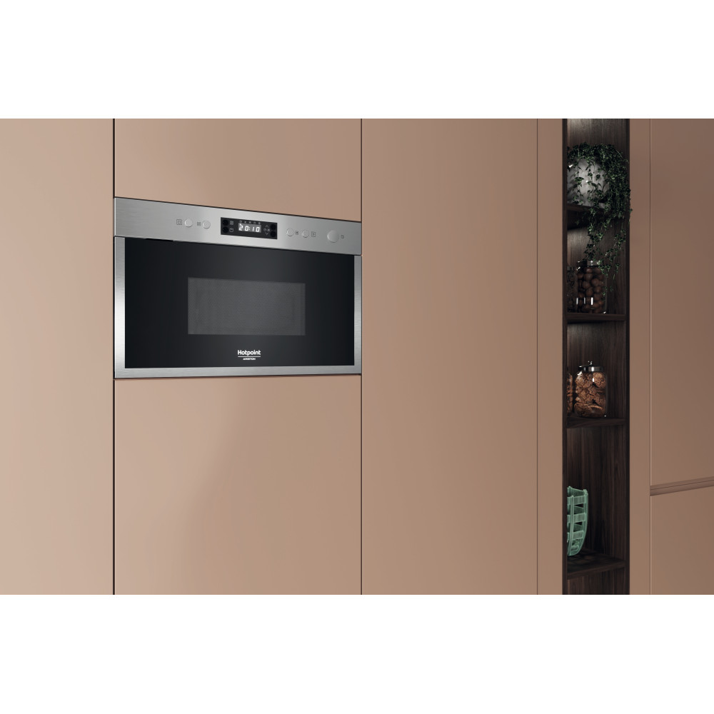 Hotpoint_Ariston Micro-ondas Encastre HAM 212C X Inox Eletrónico 22 MO + Função Grill 750 Lifestyle perspective