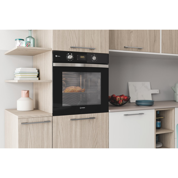 Indesit Духовой шкаф Встроенная IFWS 4841 JH BL Электрическая A+ Lifestyle perspective