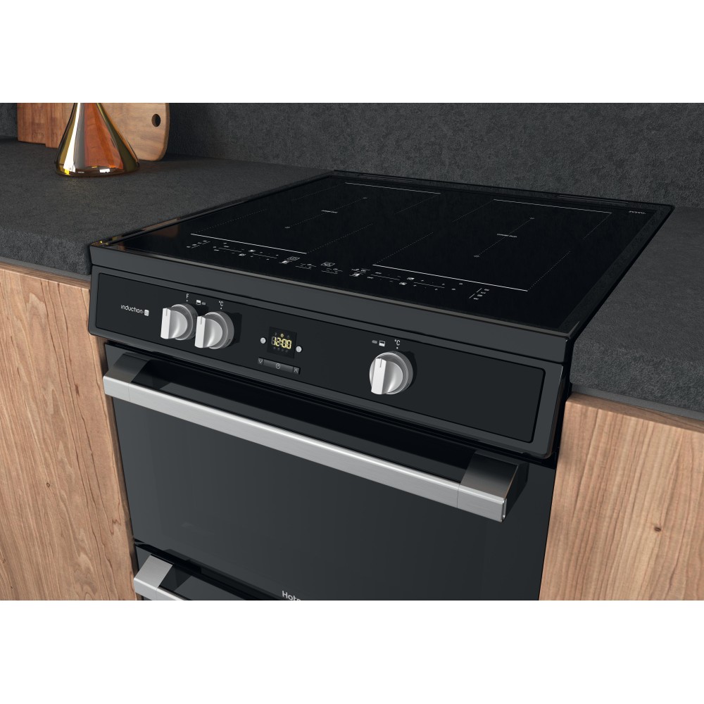 Hotpoint Double Cooker HDT67I9HM2C/UK Black A Lifestyle perspective