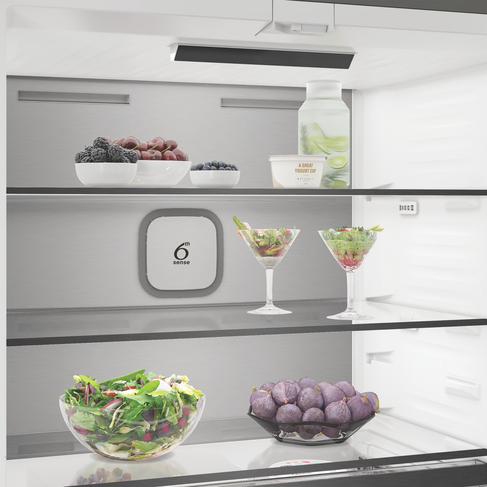 Whirlpool Kombinovaná chladnička s mrazničkou Volně stojící WHG2 6514 XK6E ARC 764 Manhattan Gray 4 doors Lifestyle perspective