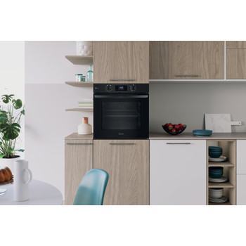 Indesit Fornos Encastre IO 258HS B Elétrico A+ Lifestyle frontal