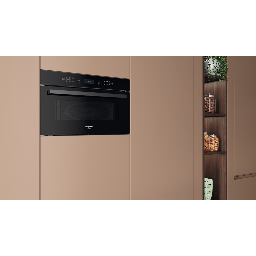 Hotpoint_Ariston Micro-ondas Encastre HAMD74TB Preto Eletrónico 31 MO + Função Grill 1000 Lifestyle perspective