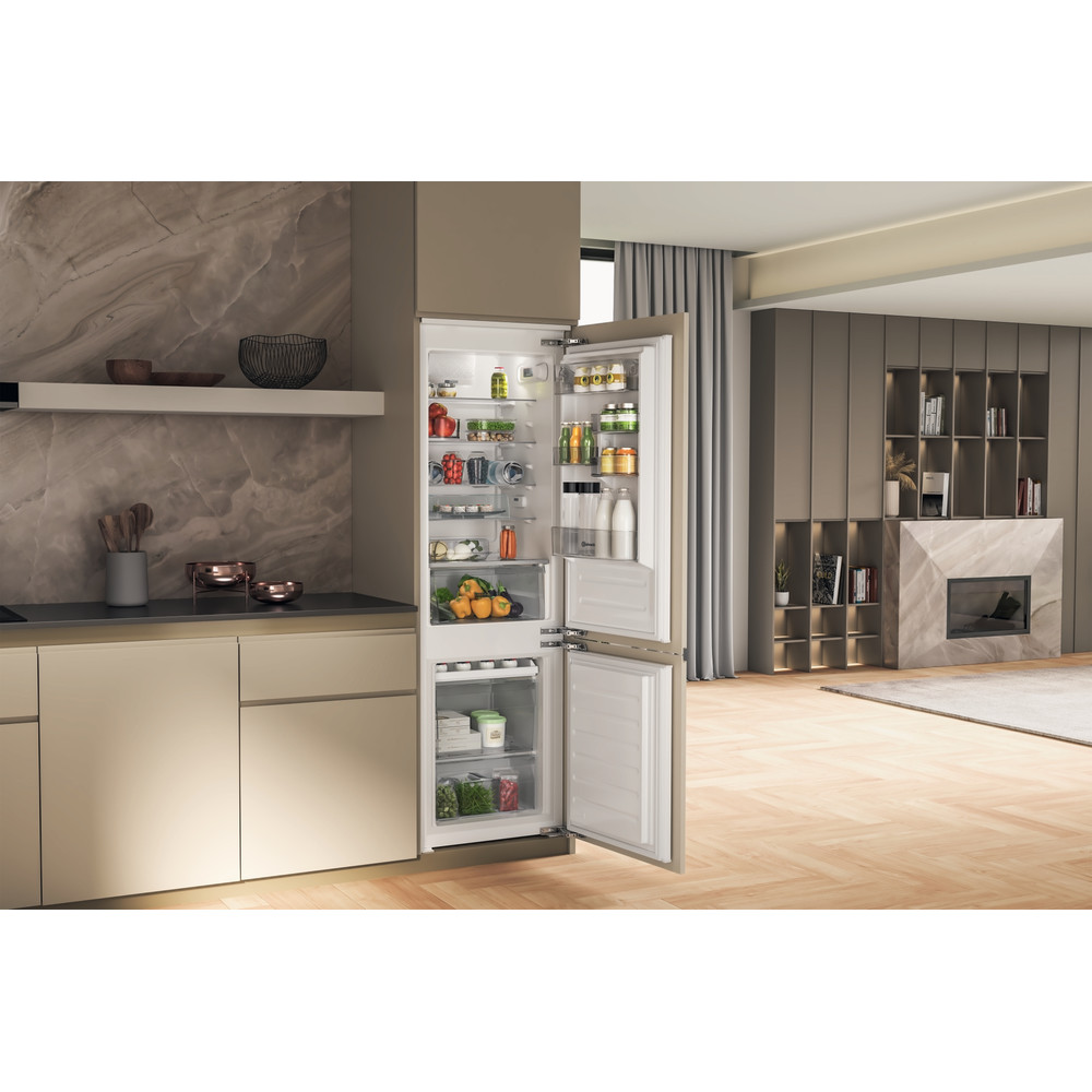 Bauknecht Kühl-Gefrierkombination Einbaugerät BKC18D011V1 Weiss 2 Türen Lifestyle perspective open