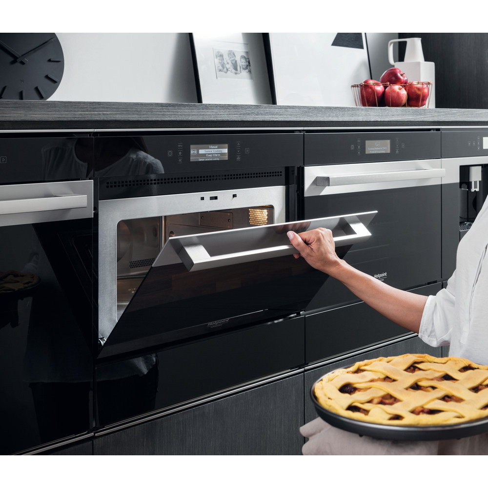 Hotpoint_Ariston Microondas Incorporado MP 996 IX HA acero inoxidable Electrónico 40 MW-Combi 900 Lifestyle people
