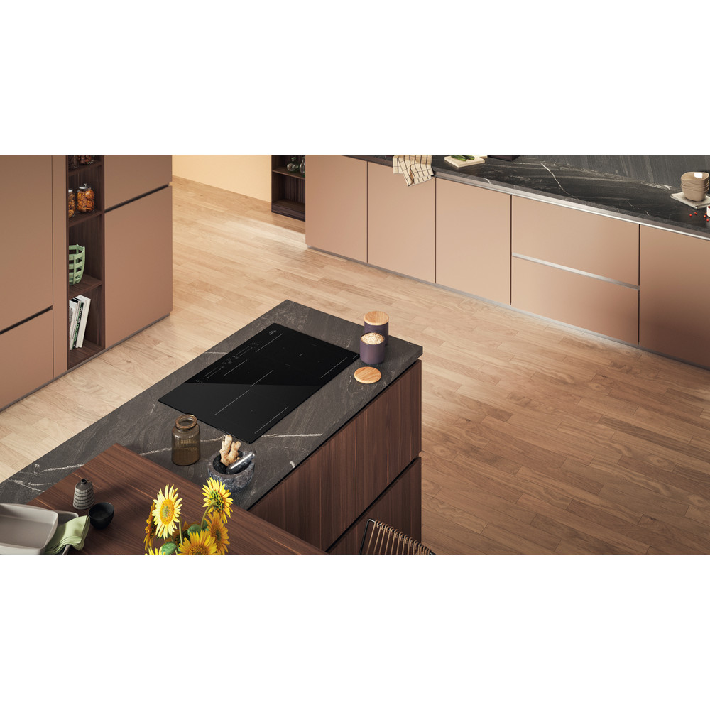 Hotpoint_Ariston Table de cuisson HS 1377C CPNE Noir Induction vitroceramic Lifestyle perspective