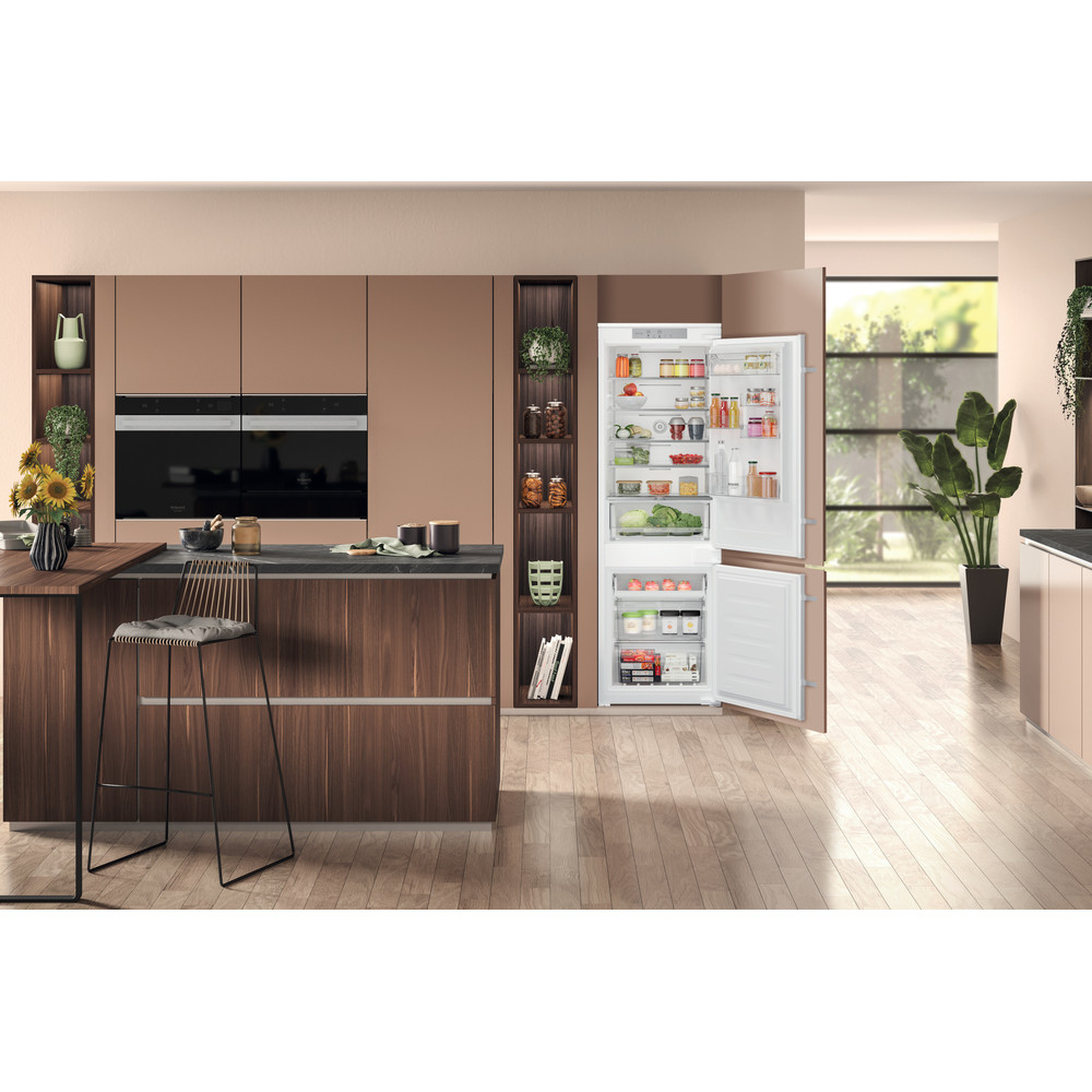Hotpoint_Ariston Combinados Encastre HAC18 T312 Branco 2 doors Lifestyle frontal open