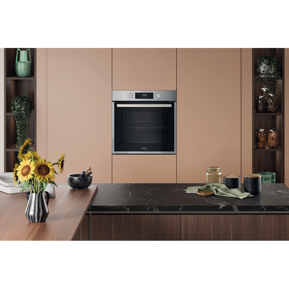Hotpoint_Ariston Four Encastrable HAO 5540P X Electrique A++ Lifestyle frontal