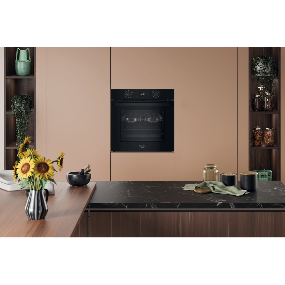 Hotpoint_Ariston Four Encastrable HAO 478PZ B Electrique A++ Lifestyle frontal