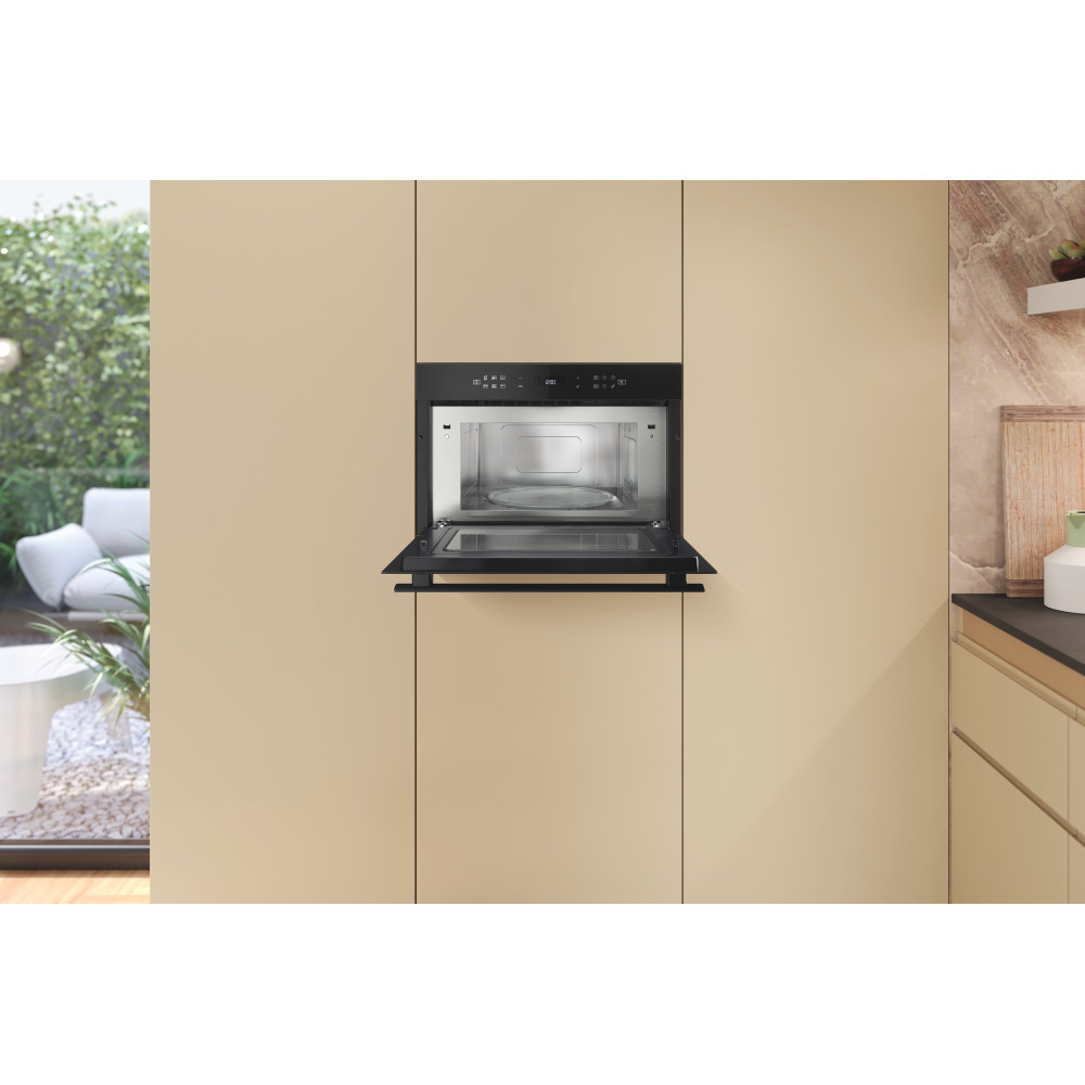 Whirlpool Mikrovlnná trouba Vestavné AMW 6440 FB Černá Elektronické 31 Mikrovlny + Gril 1000 Lifestyle frontal open