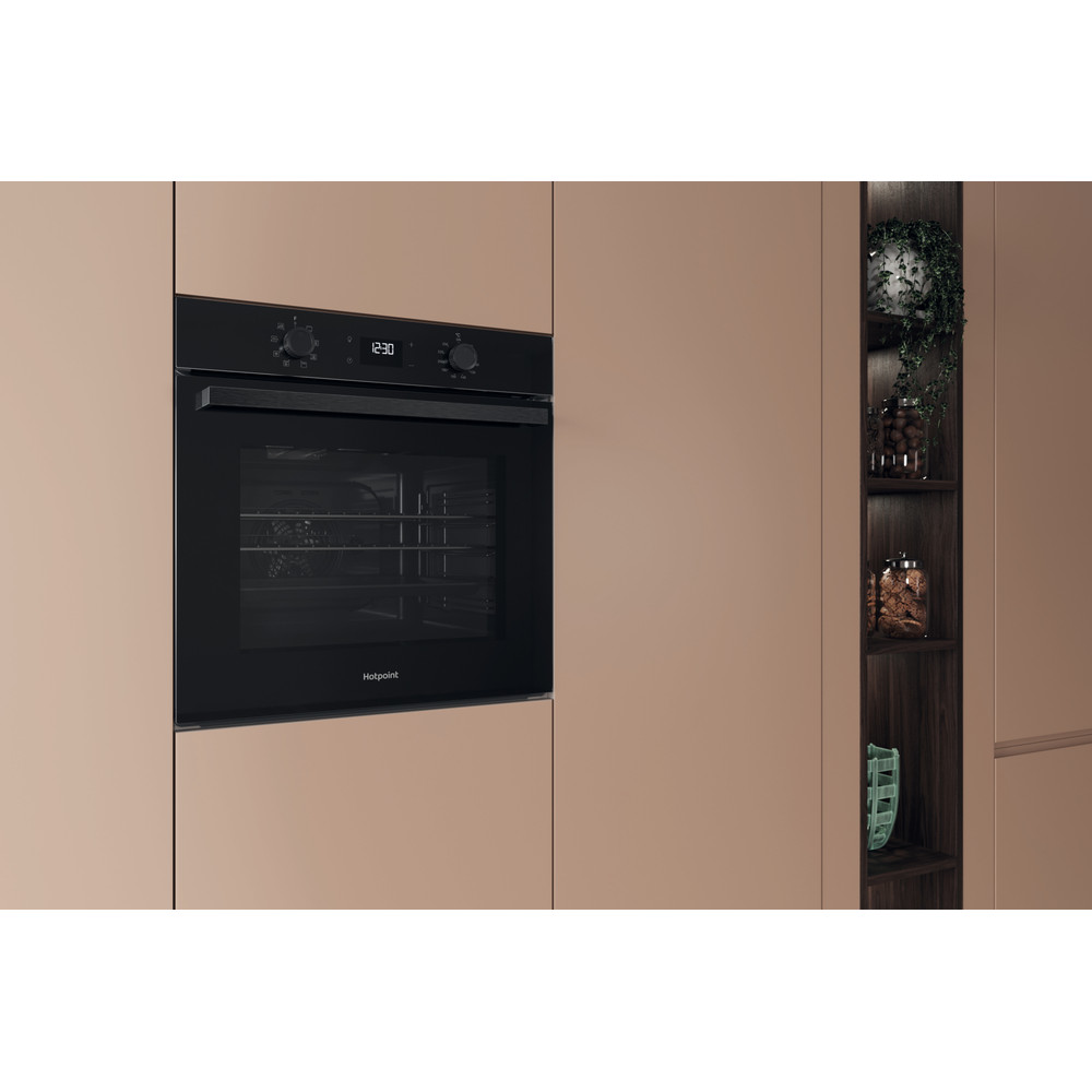 Hotpoint OVEN Built-in HO3 K55C B UK Electric A Lifestyle perspective