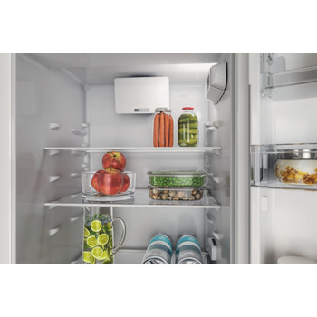 Whirlpool Kombinovaná chladnička s mrazničkou Vestavné WHC20D011B2 Bílá 2 doors Lifestyle detail