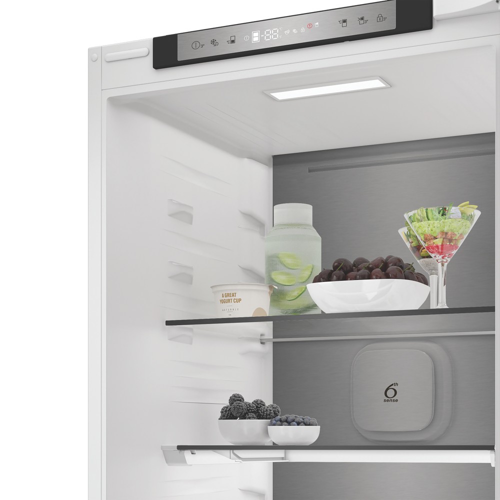 Whirlpool Réfrigérateur combiné Encastrable WHK2 5323 B5E2 Zinc Metal 2 portes Lifestyle perspective