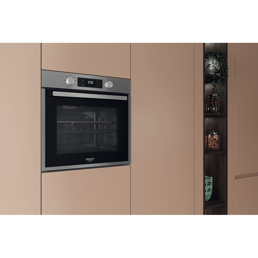 Hotpoint_Ariston Four Encastrable HAO 455C X Electrique A Lifestyle perspective