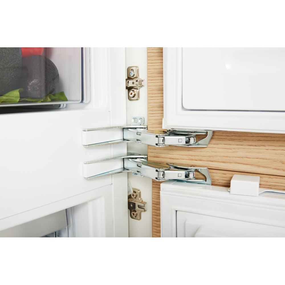 Bauknecht Kühl-Gefrierkombination Einbaugerät KGIS 26803 Weiss 2 Türen Lifestyle detail