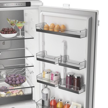 Whirlpool Kombinovaná chladnička s mrazničkou Vstavané WHK2 5323 B5E1 Zinc Metal 2 doors Lifestyle detail