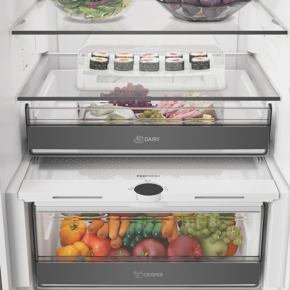 Whirlpool Холодильник з нижньою морозильною камерою. Соло WHK 22413 X6EA1 ARC 764 Manhattan Gray 2 двері Lifestyle detail