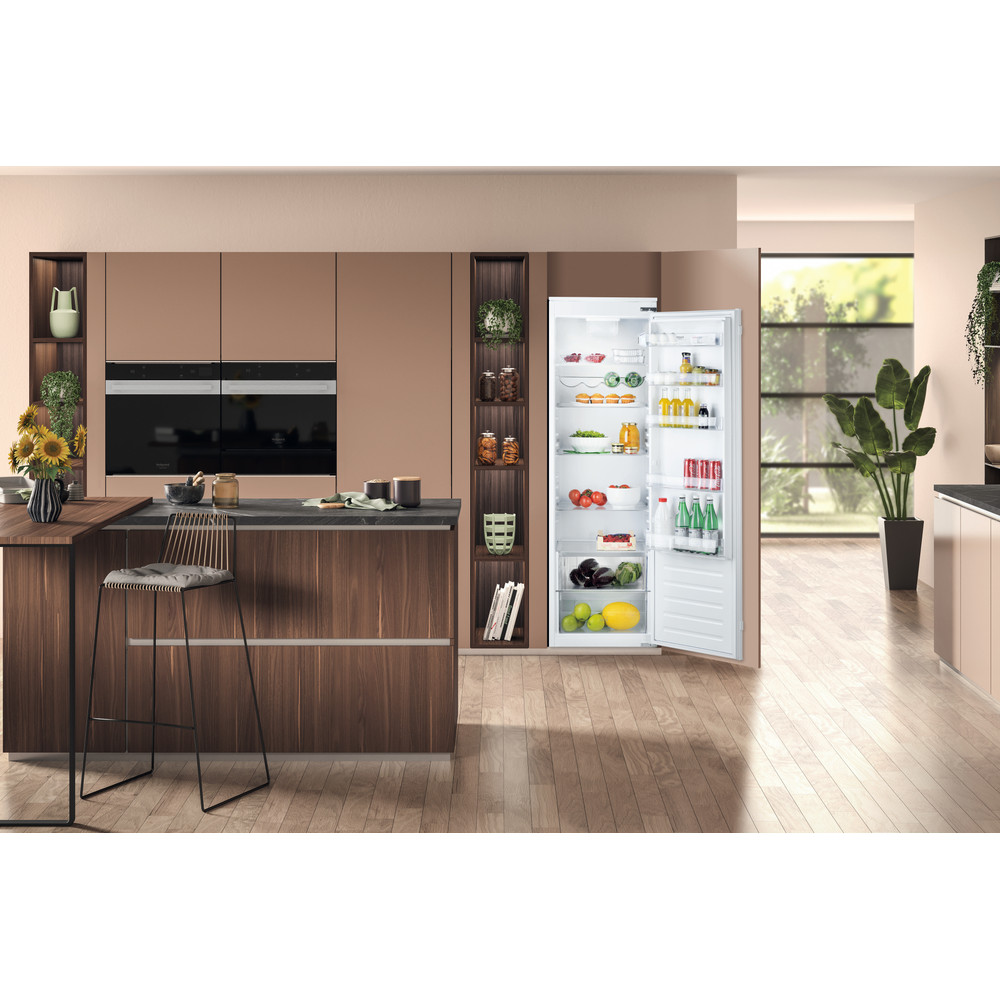 Hotpoint_Ariston Frigorífico Encastre SB 18012 Branco Lifestyle frontal open