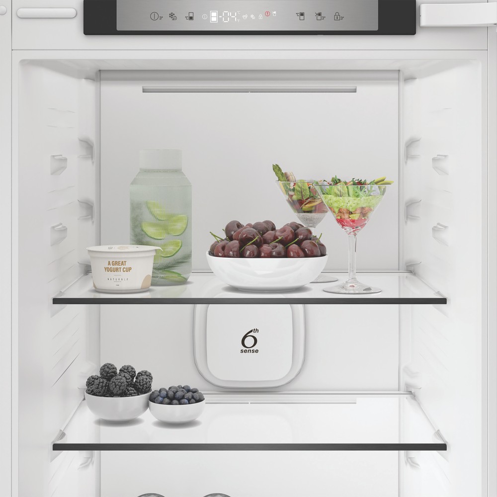 Whirlpool Koel/vriescombinatie Ingebouwd WHK2 5322 B4E Zinc Metal 2 deuren Lifestyle frontal